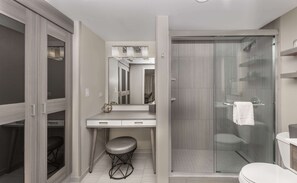 Suite, 1 King-Bett | Badezimmer
