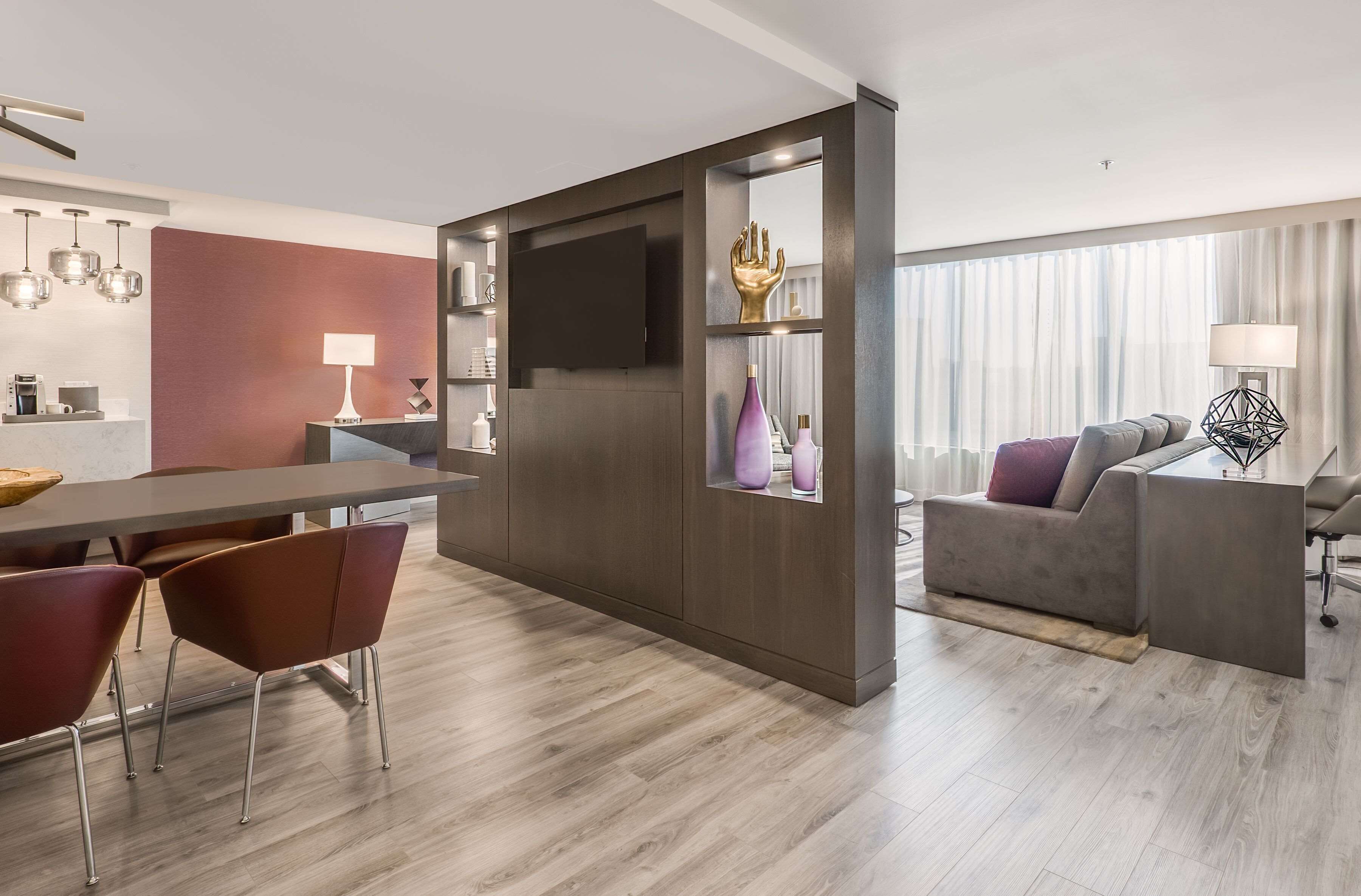 Suite, 1 Tempat Tidur King | Ruang makan