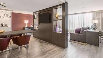 Suite, 1 Tempat Tidur King | Ruang makan