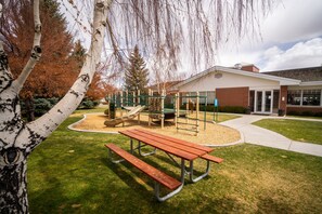 BBQ/picnic Area - Little America Hotel (Little America)