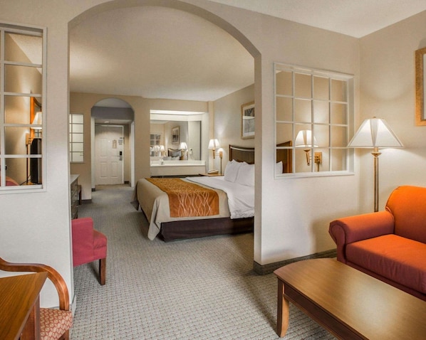 Iron/ironing board, free WiFi, bed sheets - Rodeway Inn & Suites Cherokee On the River (Cherokee)