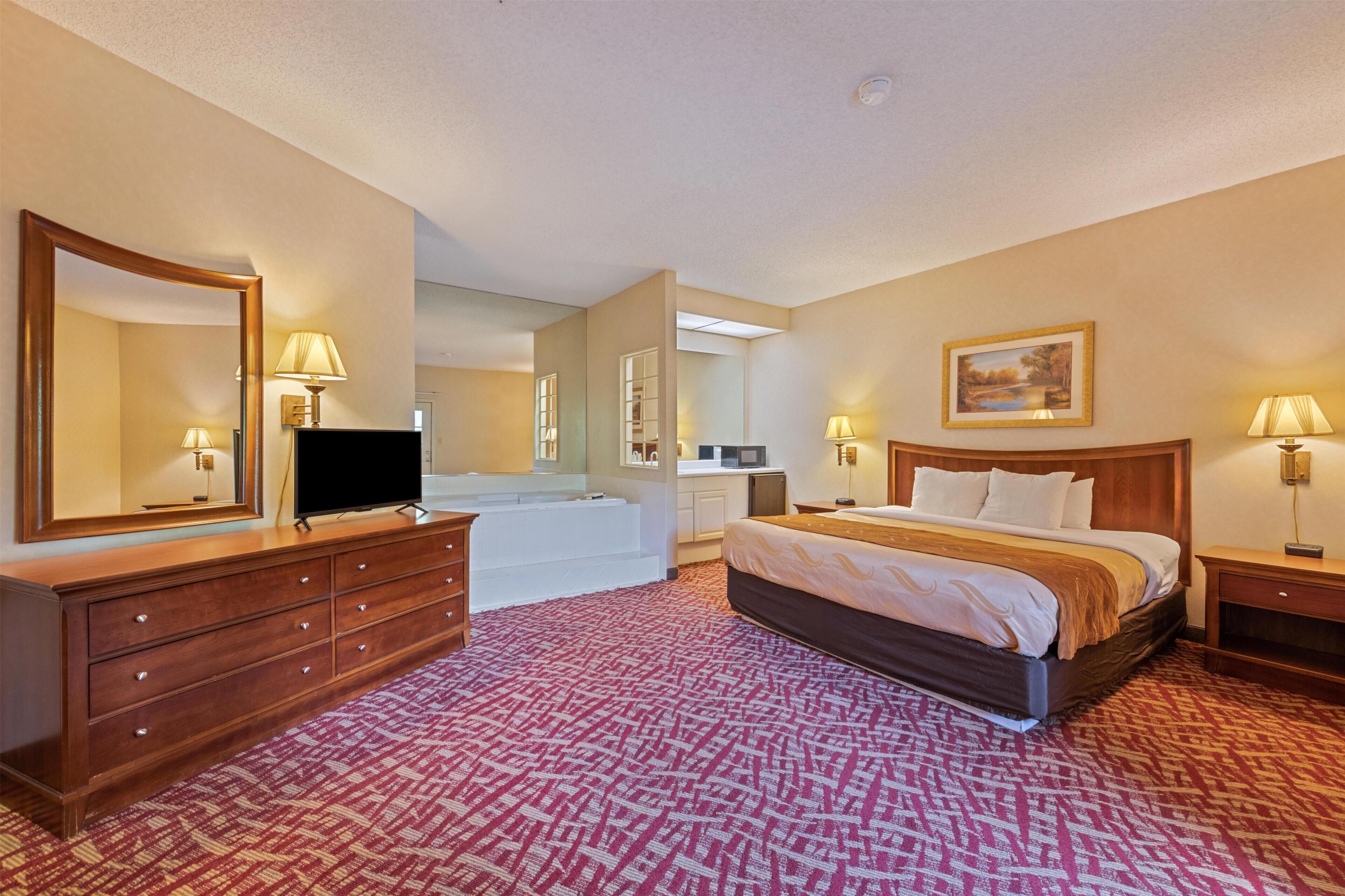 Suite, 1 cama de matrimonio grande, bañera de hidromasaje, vistas al río | Tabla de planchar con plancha, wifi gratis, ropa de cama