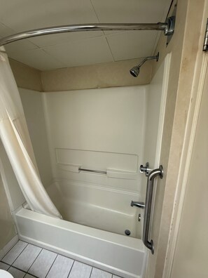 Iron/ironing board, free WiFi, bed sheets - Rodeway Inn & Suites Cherokee On the River (Cherokee)