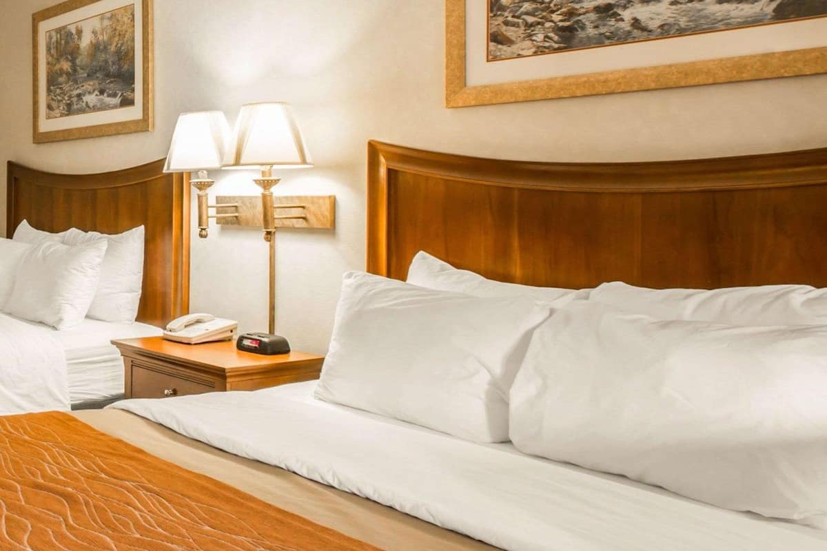 Tabla de planchar con plancha, wifi gratis y ropa de cama