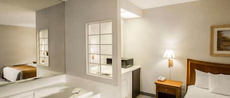 Habitación, 1 cama King size, con acceso para personas discapacitadas, para no fumadores | Tabla de planchar con plancha, wifi gratis y ropa de cama