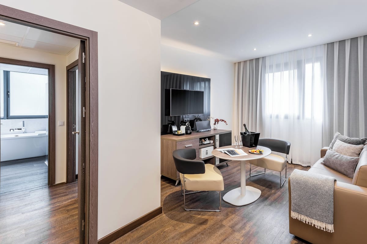 1 bedroom, Egyptian cotton sheets, premium bedding, minibar