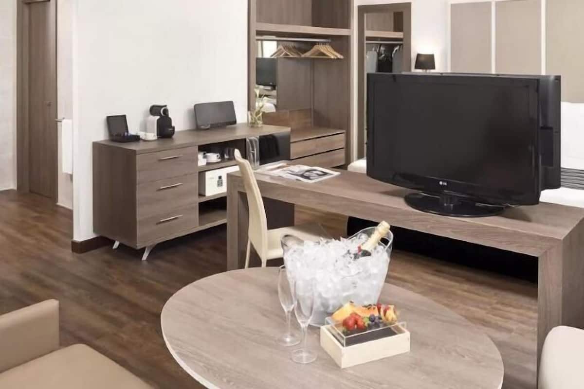 1 bedroom, Egyptian cotton sheets, premium bedding, minibar