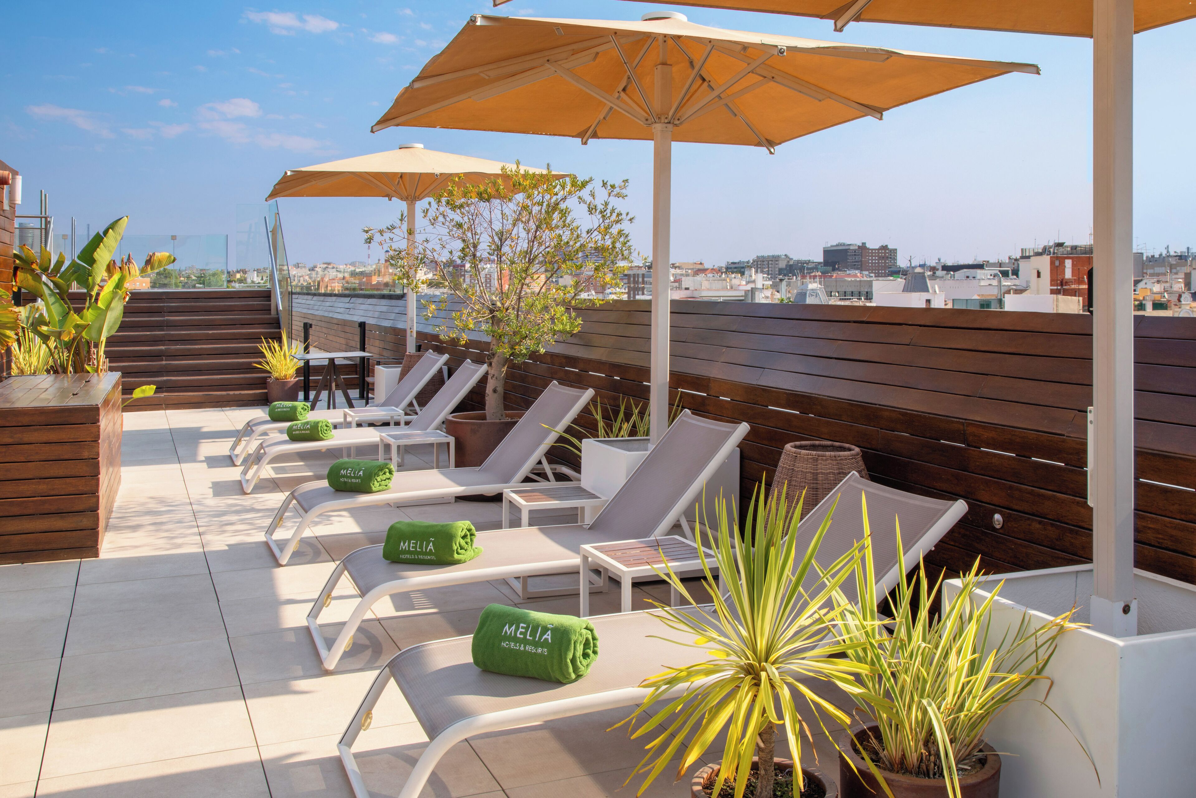 Kauden mukainen ulkouima-allas avoinna 12.00–19.00, aurinkovarjoja