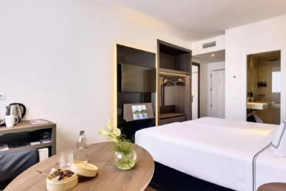 1 bedroom, Egyptian cotton sheets, premium bedding, minibar