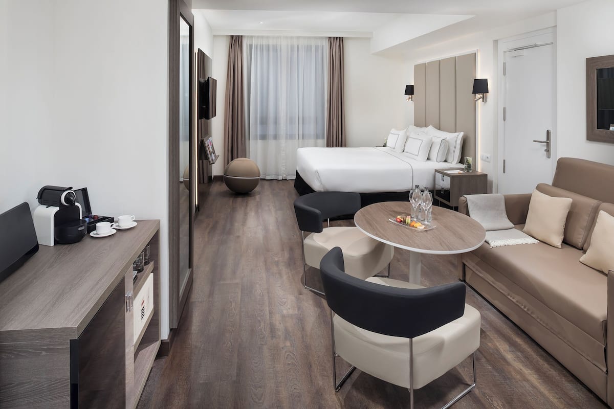 1 bedroom, Egyptian cotton sheets, premium bedding, minibar