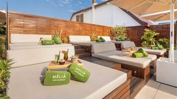 Een seizoensgebonden buitenzwembad en parasols bij het zwembad