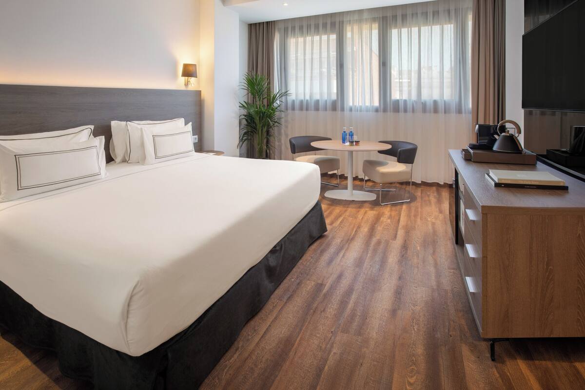 The Level Room | ผ้าปูที่นอนฝ้ายอียิปต์, เครื่องนอนระดับพรีเมียม, มินิบาร์
