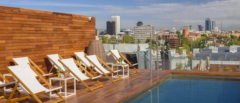 Außenpool (je nach Saison geöffnet), Sonnenschirme, Liegestühle