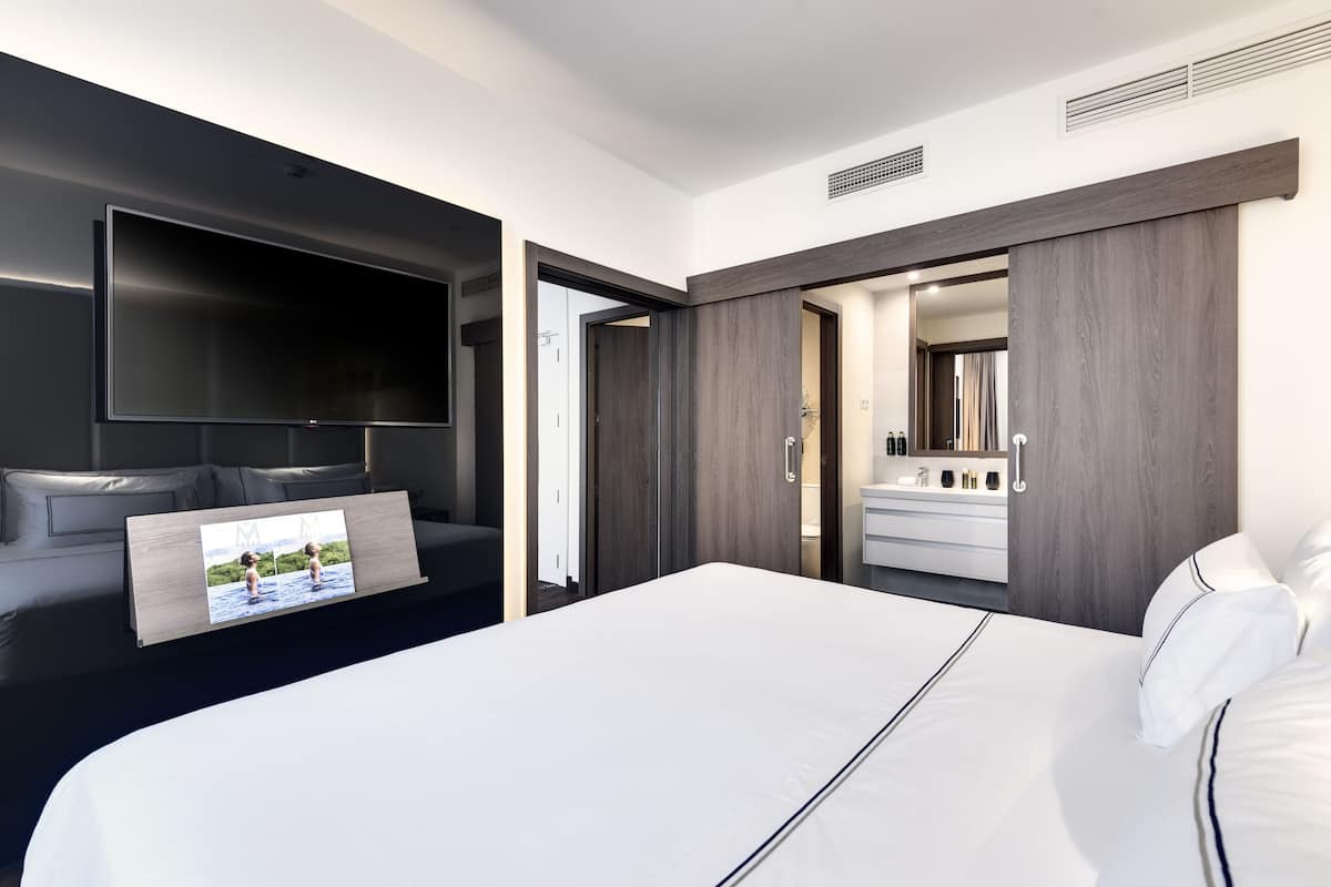 1 bedroom, Egyptian cotton sheets, premium bedding, minibar
