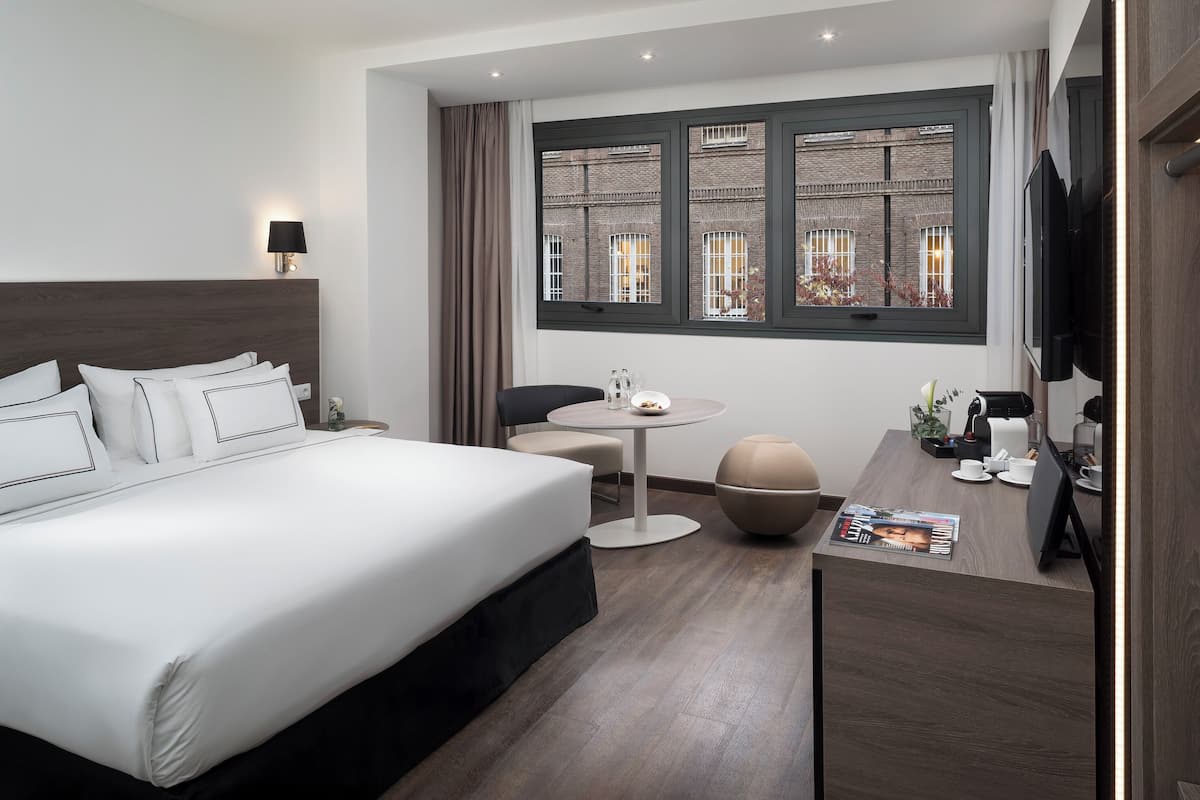 Communicated Room (Melia, The Level) | ผ้าปูที่นอนฝ้ายอียิปต์, เครื่องนอนระดับพรีเมียม, มินิบาร์