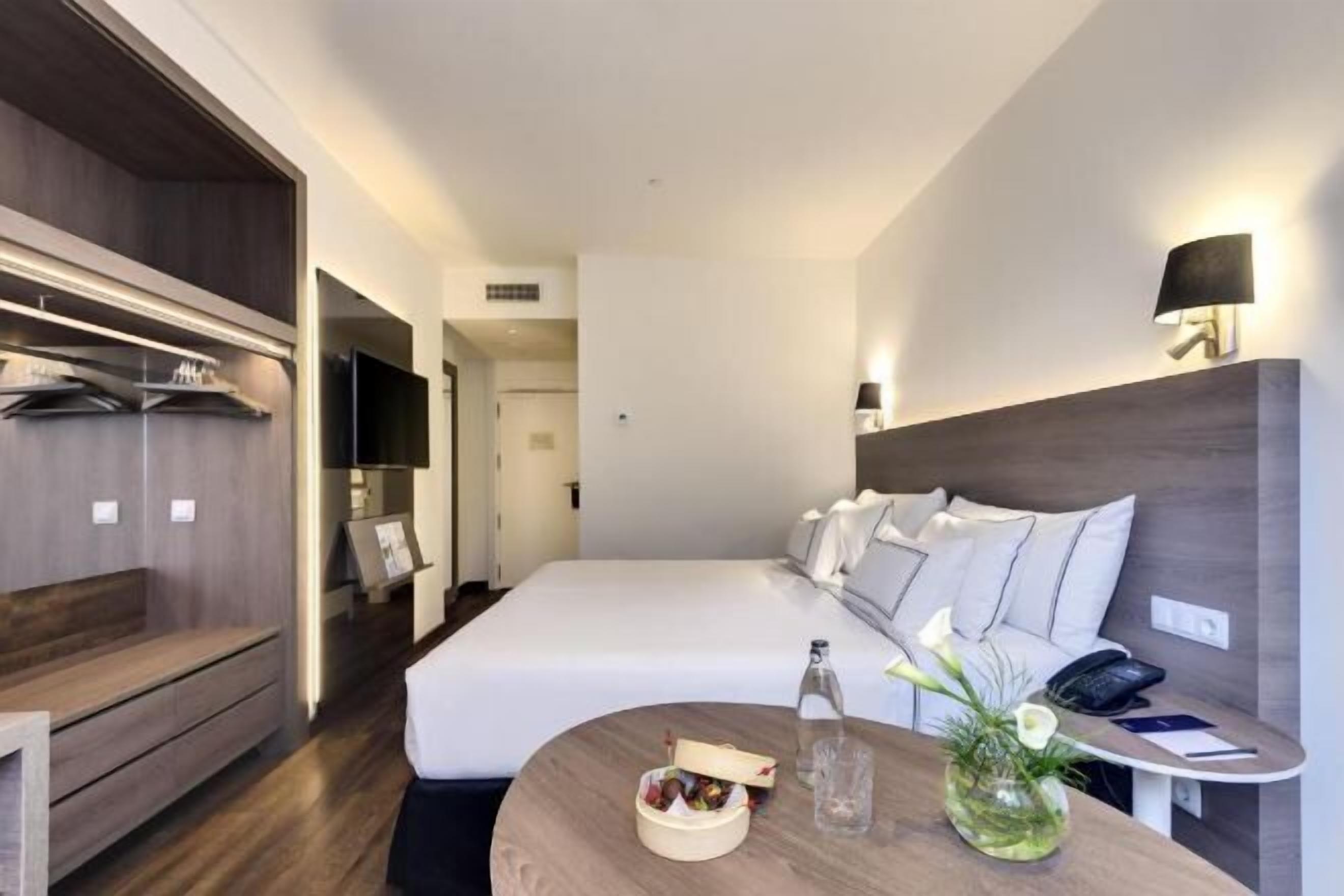 Egyptian cotton sheets, premium bedding, minibar, in-room safe