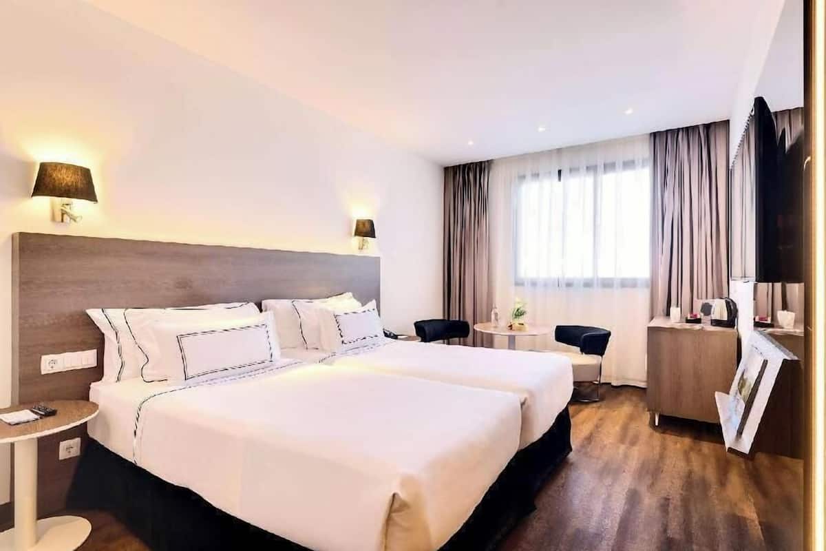 Egyptian cotton sheets, premium bedding, minibar, in-room safe