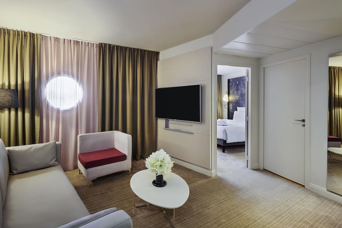 Suite, 1 Doppelbett und Schlafsofa | Hochwertige Bettwaren, Zimmersafe, Schreibtisch