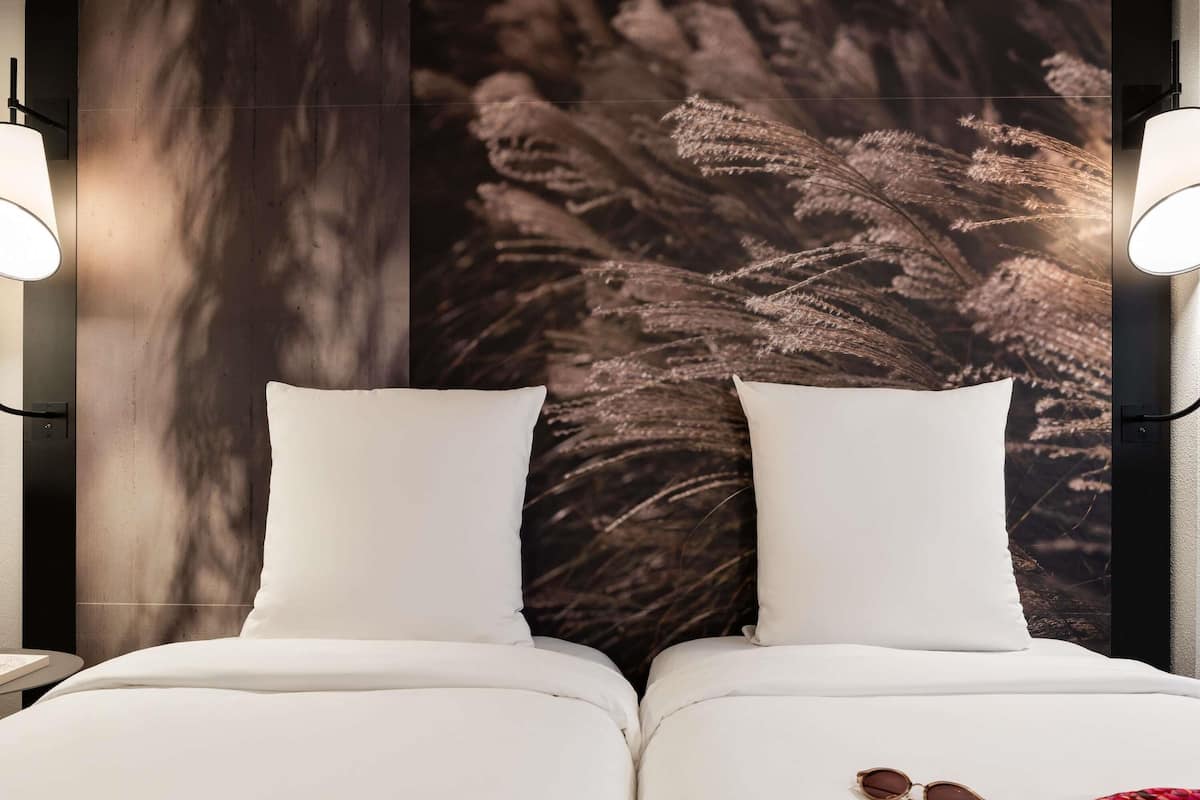 Premium bedding, in-room safe, desk, laptop workspace