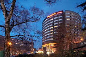 Vista frontal de la propiedad por la tarde o noche