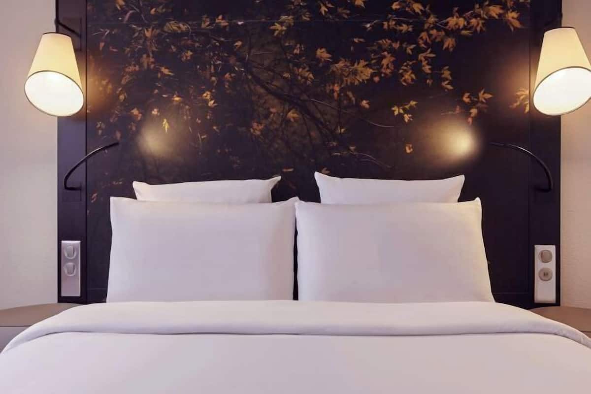 Premium bedding, in-room safe, desk, laptop workspace