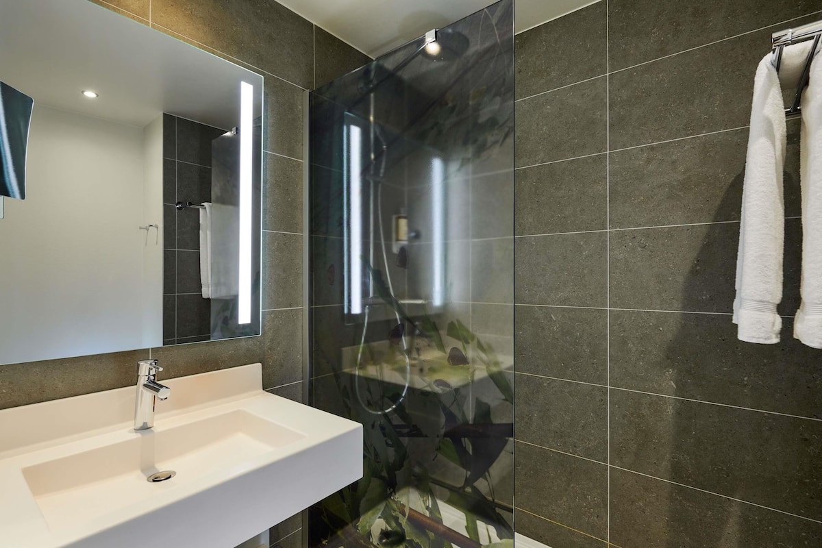 Peralatan tempat tidur premium, peti besi dalam bilik, meja