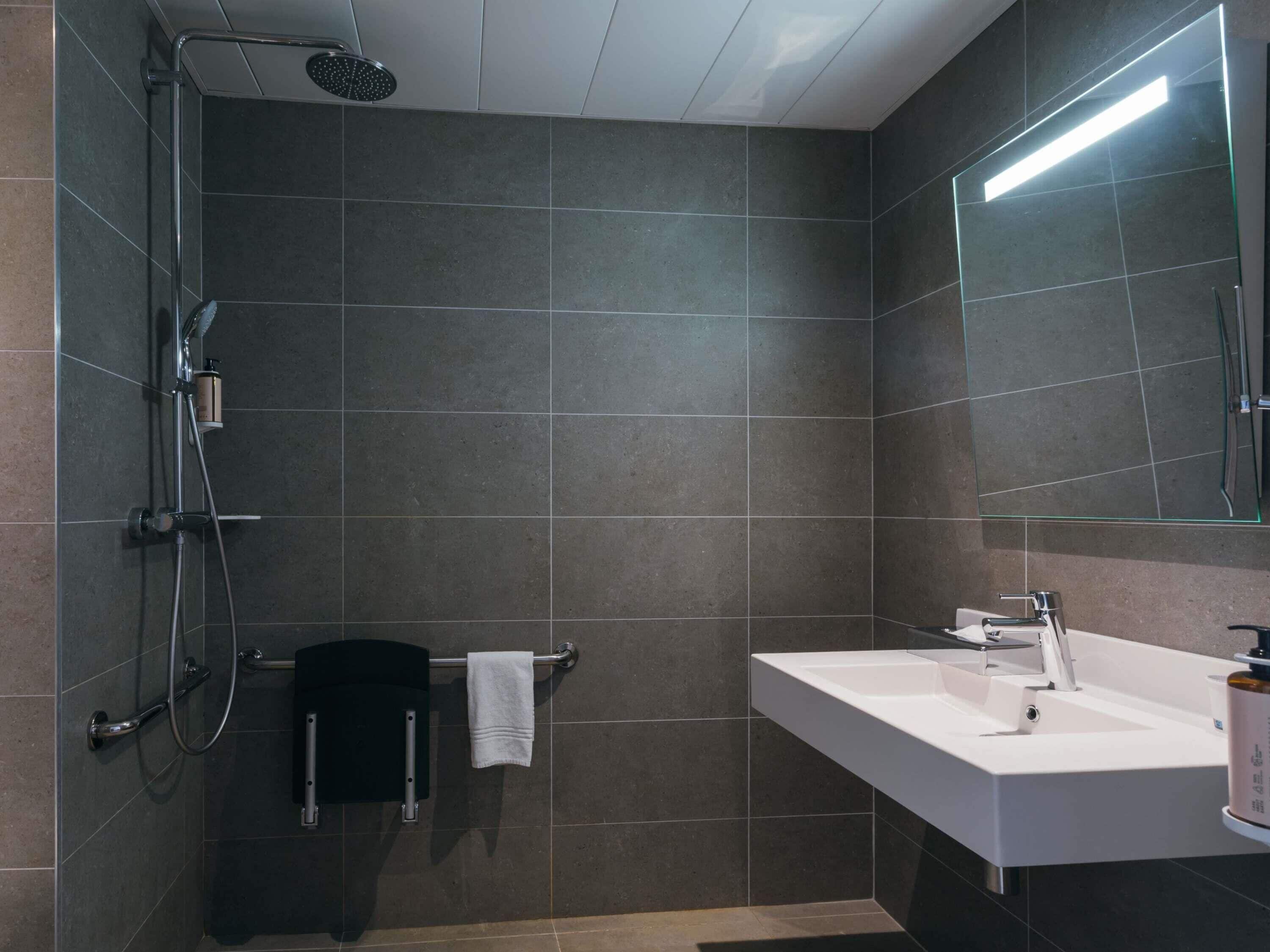 Habitación, 1 cama matrimonial, con acceso para personas discapacitadas | Baño | Tina con regadera, amenidades de baño ecológicas, secadora de cabello 