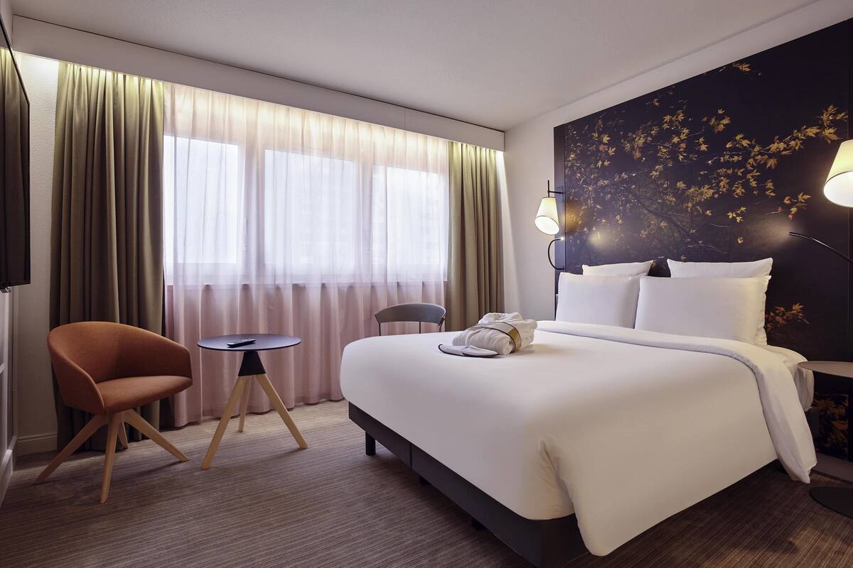 Premium bedding, in-room safe, desk, laptop workspace