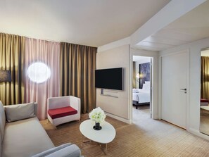 Suite, 1 cama matrimonial y sofá cama | Ropa de cama de alta calidad y caja de seguridad en la habitación 