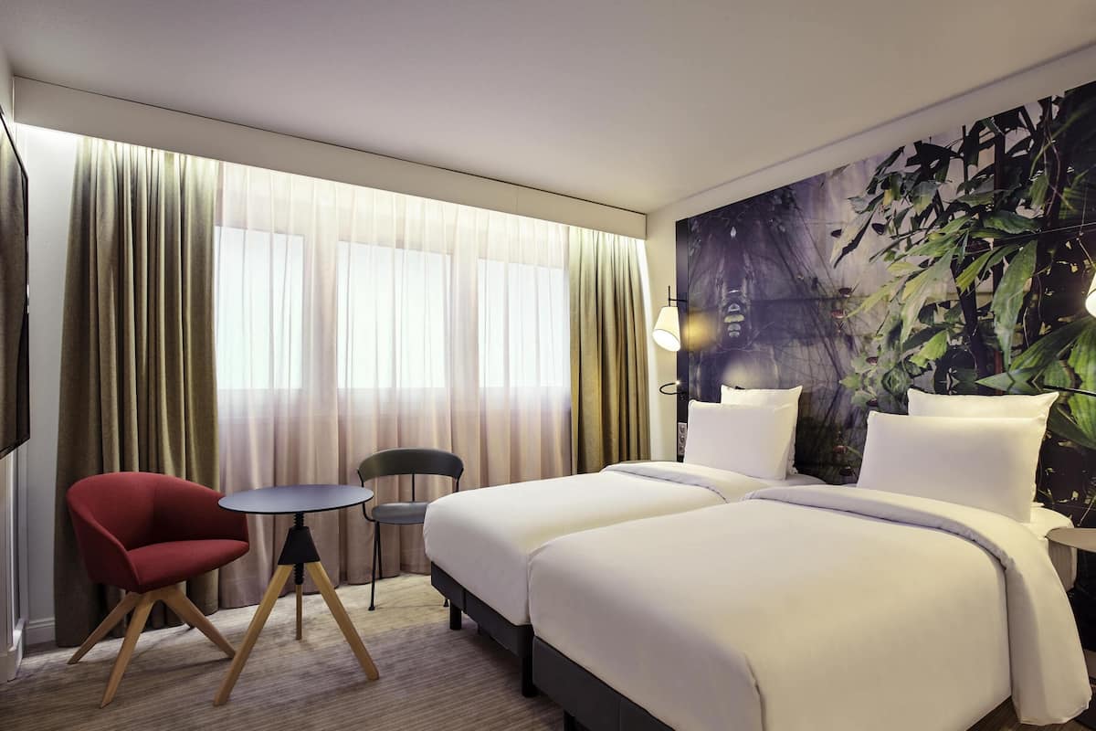 Peralatan tempat tidur premium, peti besi dalam bilik, meja