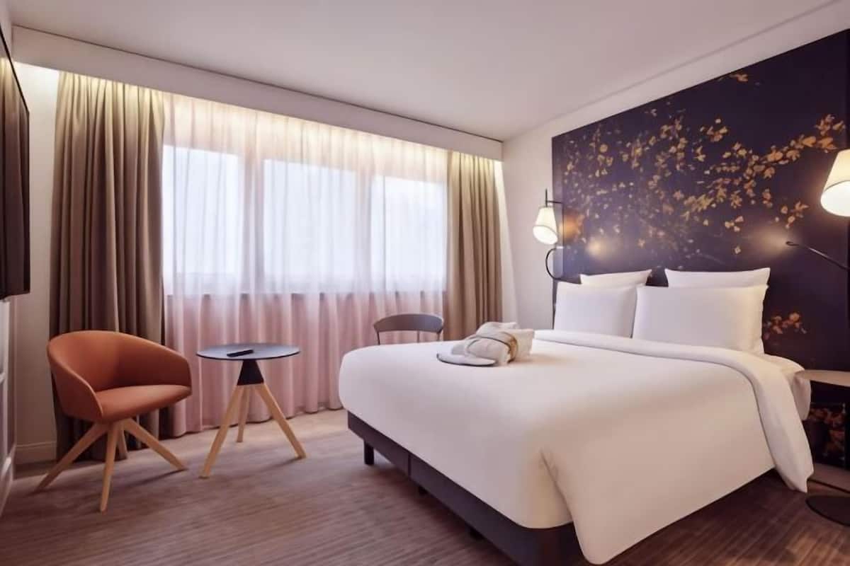 Ropa de cama de alta calidad y caja de seguridad en la habitación