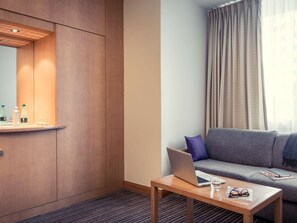 Suite, 1 Double Bed with Sofa bed | Premium bedding, in-room safe, desk, laptop workspace