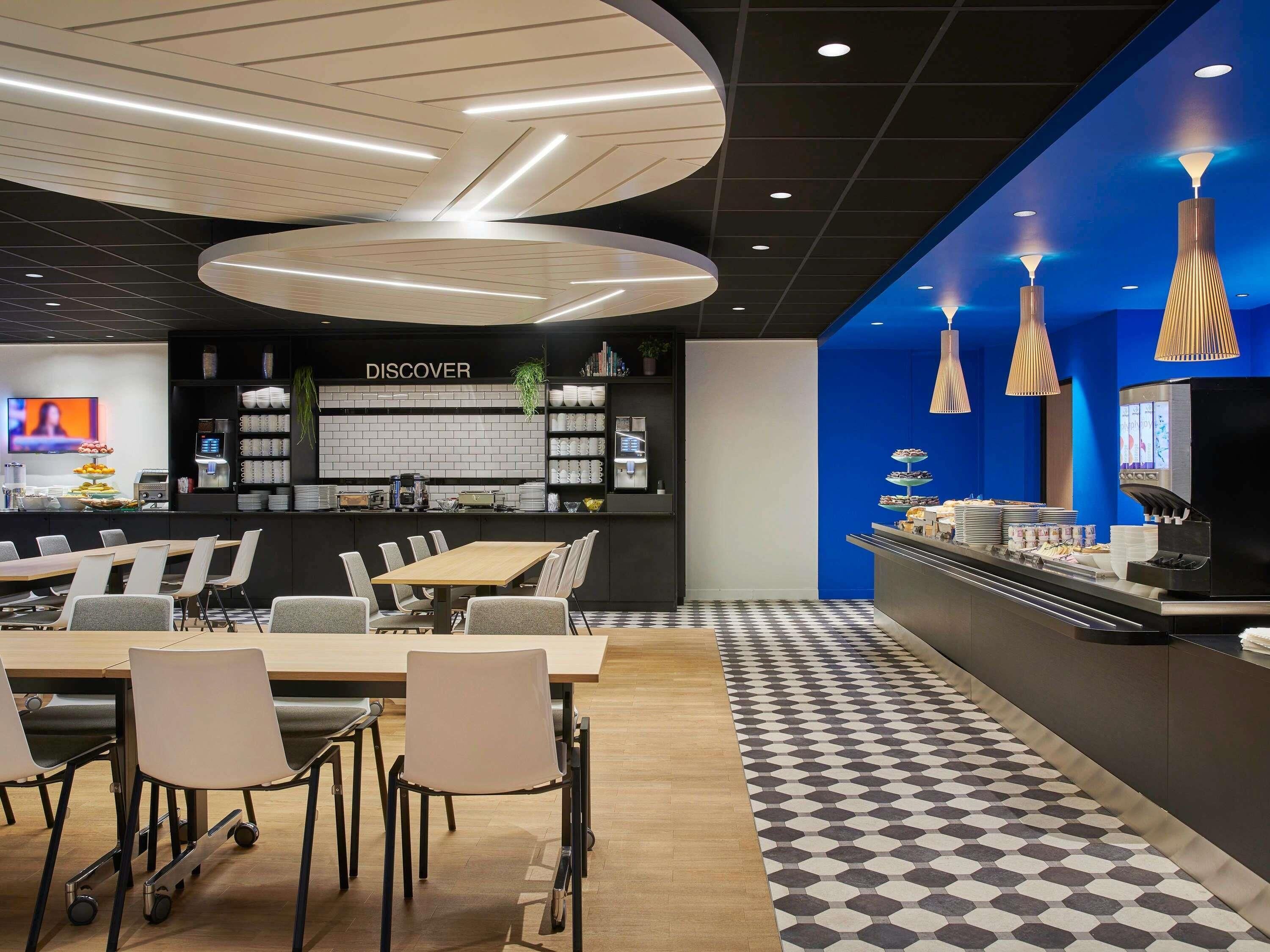 Petit déjeuner buffet (21 EUR par personne)