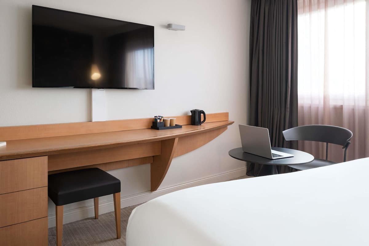 Premium bedding, in-room safe, desk, laptop workspace