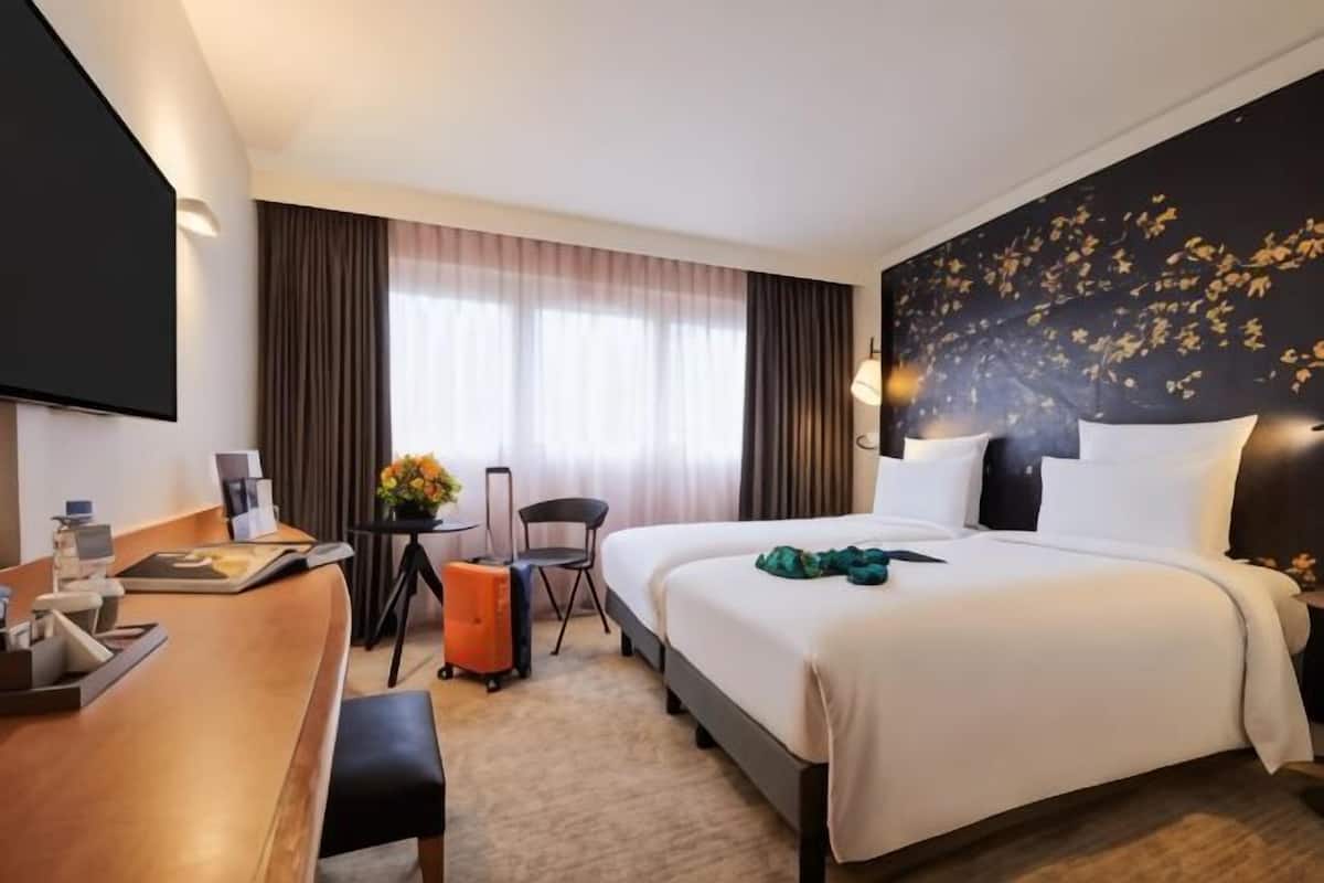 Premium bedding, in-room safe, desk, laptop workspace