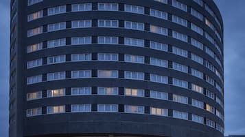 Fachada de la propiedad por la tarde o noche