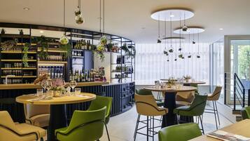 Se sirven cenas y cocina francesa