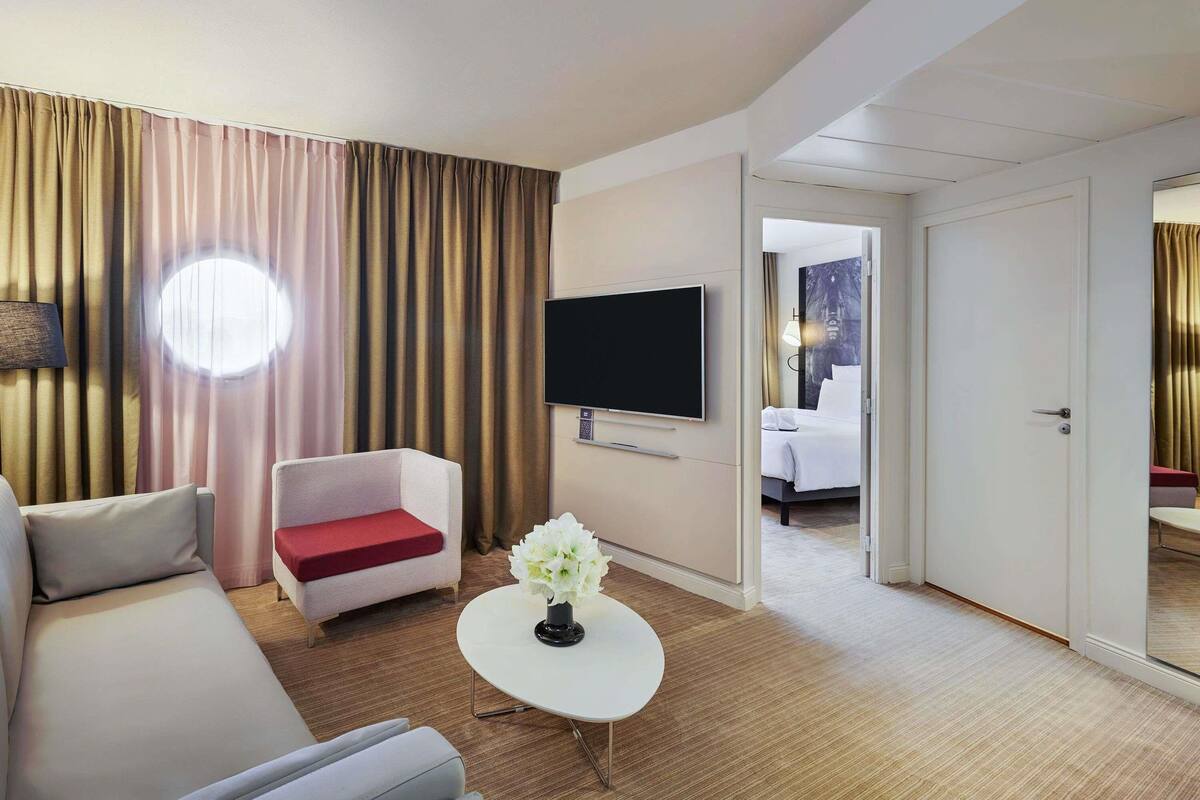 Suite, 1 Double Bed with Sofa bed | Premium bedding, in-room safe, desk, laptop workspace