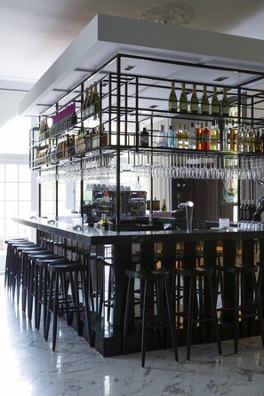 Bar (on property) - Kasteel Kerckebosch (Zeist)