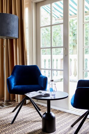 Suite – classic, 1 kingsize-seng, hageutsikt | Allergitestet sengetøy, safe på rommet, skrivebord og wi-fi (inkludert)