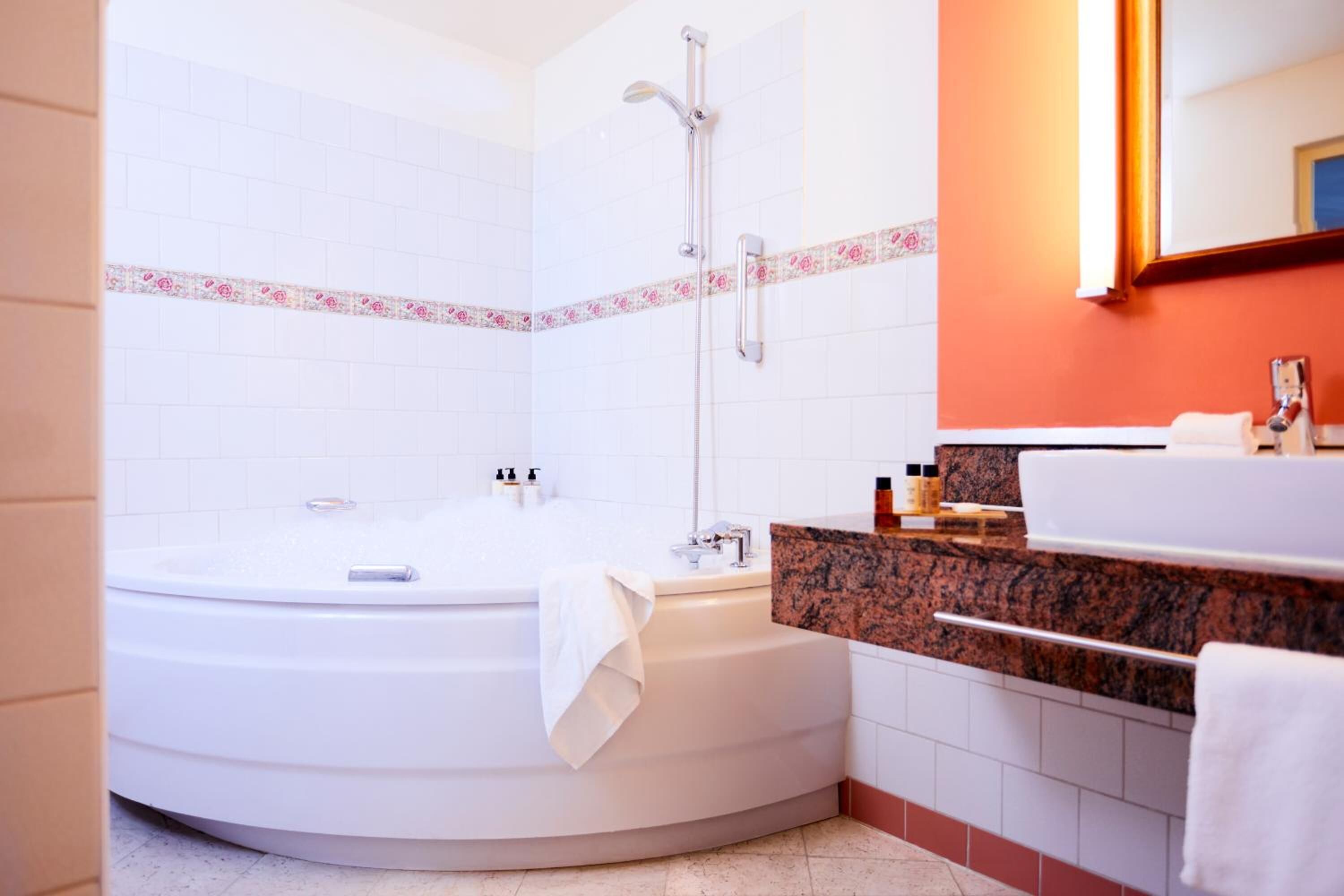 classic suite, 1 king bed, garden view | bathroom | free toiletries, hair dryer, towels, soap