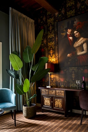 Suite pour lune de miel, 1 trÚs grand lit, vue sur le jardin | Literie hypoallergénique, coffre-fort, bureau, accÚs au Wi-Fi (inclus)