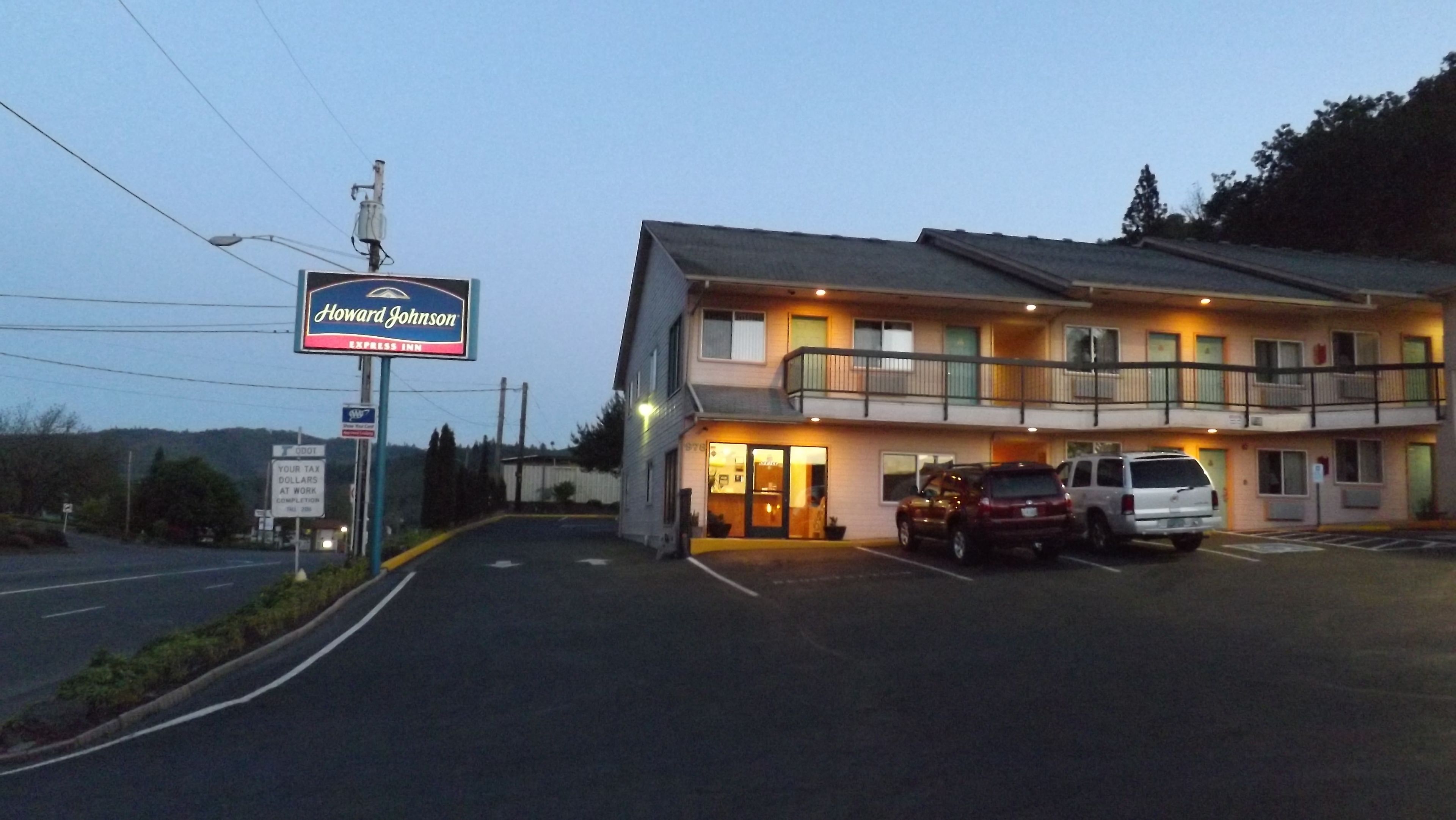 Un hôtel Howard Johnson Express Inn, avec un bâtiment à deux étages, un parking et une vue sur la rue.