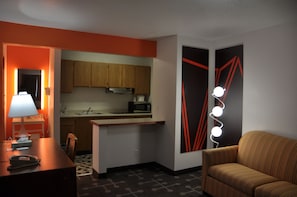 Efficiency, Room, 1 Queen Bed, Non Smoking | Private kitchen | Microwave, coffee/tea maker - Howard Johnson by Wyndham Roseburg (Roseburg)