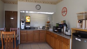 Breakfast area - Howard Johnson by Wyndham Roseburg (Roseburg)