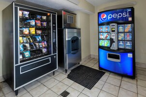 Zona de máquinas expendedoras con opciones de snacks y una máquina de Pepsi.