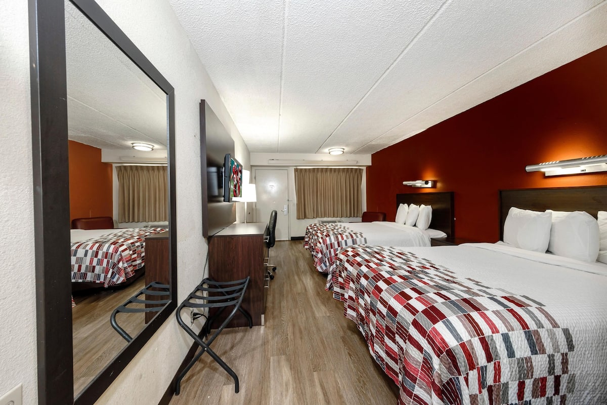 Blackout curtains, free WiFi, bed sheets