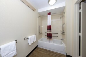 Standard Room, 1 Katil Raja (King), Accessible, Non Smoking | Bilik Mandi | Kelengkapan dandanan diri percuma, tuala disediakan 