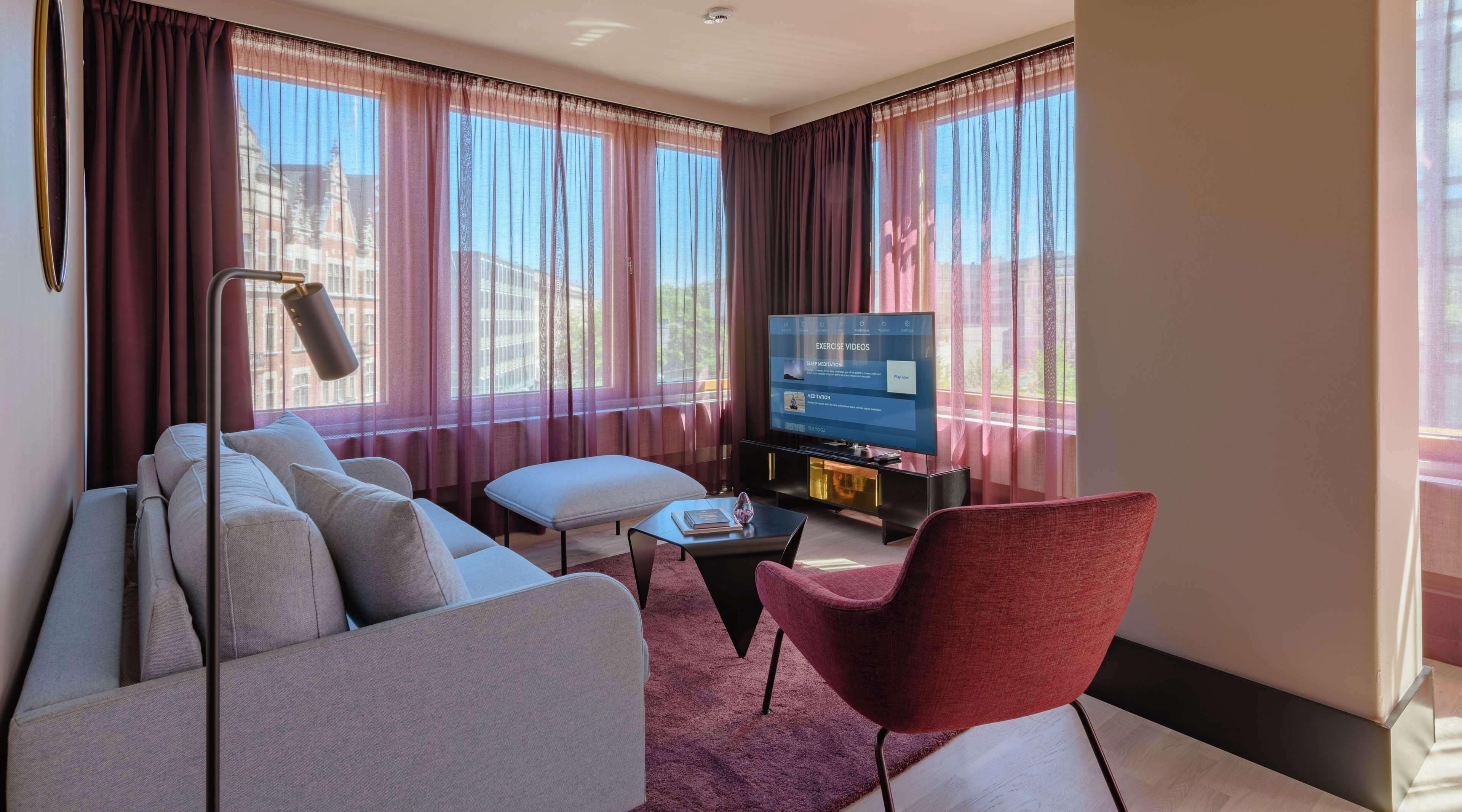 Suite (King) | Minibar, in-room safe, soundproofing, iron/ironing board