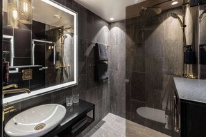 Een douche, een haardroger, een bidet, handdoeken